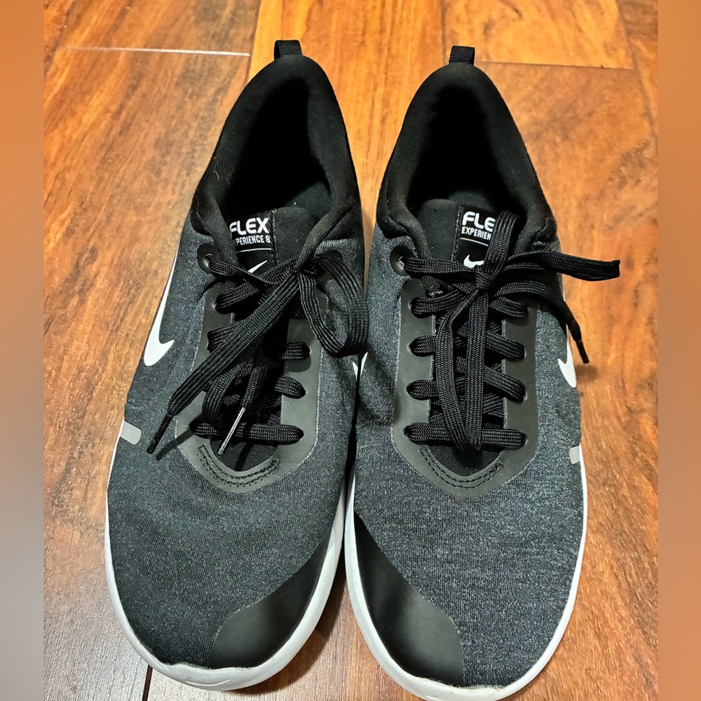 Nike Women's Flex Experience8 Running Shoe Size 9.5 Black Gray Sneaker Low Top